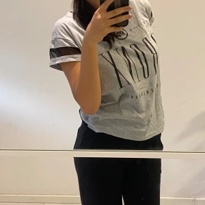Grå t-shirt  - En lång grå tröja med text på framsidan. Oanvänd och i storlek S. 💖💖