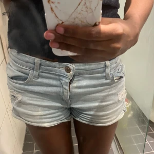 Ljusblåa jeansshorts  - Säljer dessa ljusblå jeansshorts från H&M’S barn avdelning. Shortsen är i stl 146 men skulle ändå säga att de passar Xs-S. Köptes för ett par år sedan men är inte så jätte använda