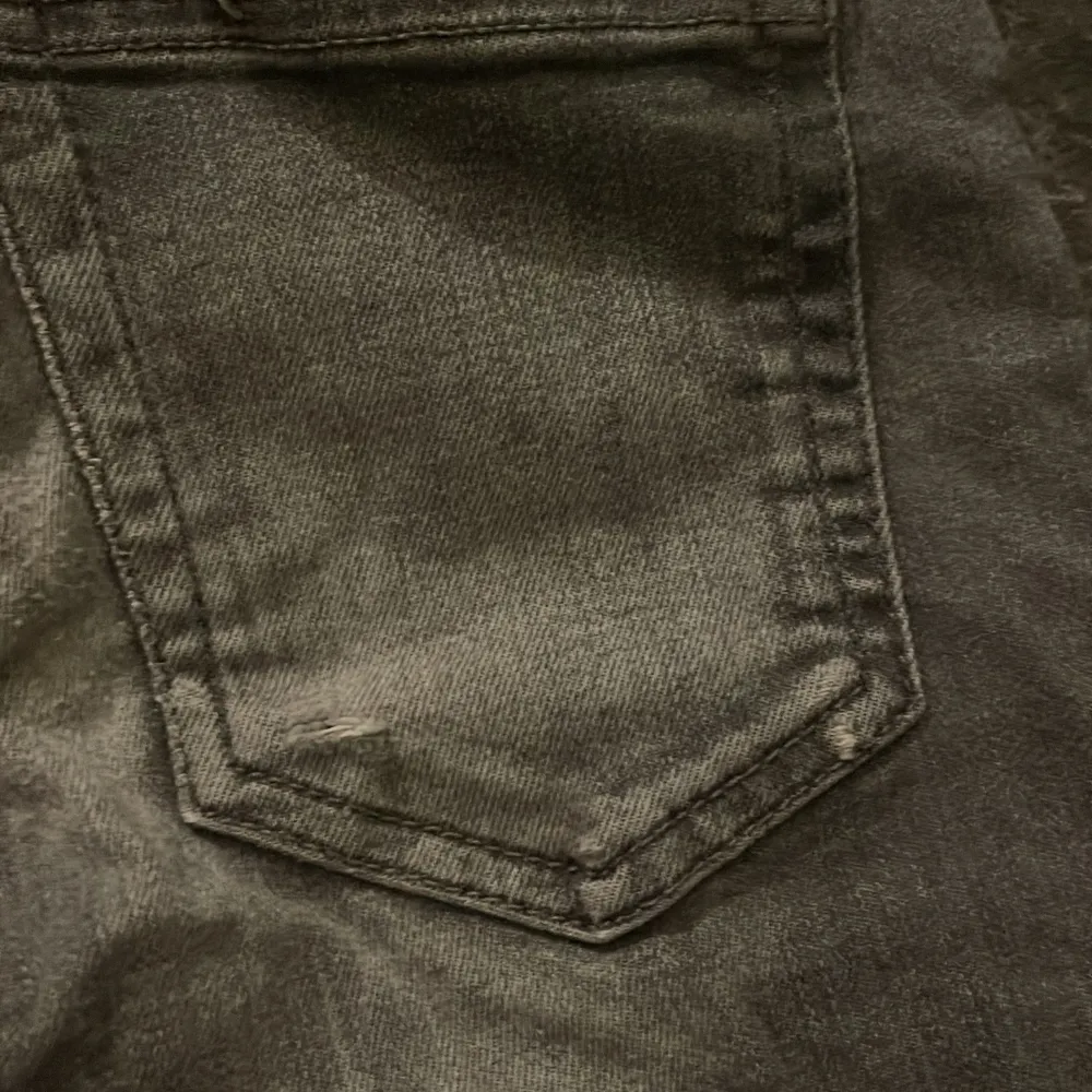 Gråa flare jeans ifrån Only🩶 Lite sönder på fickorna. Det var sydda lågmidjat och sedan sydda tillbaka som man ser på sista bilden men det märks inte!🩶. Jeans & Byxor.