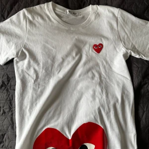 COMME DES GARCONS T SHIRT - säljer min cdg t shirt då den it kmr till ngn användning, köpte den innan sommaren men väljer att sälja den nu då jag knappt använt den.  Väldigt fin tröja! Äkta, skick 9/10