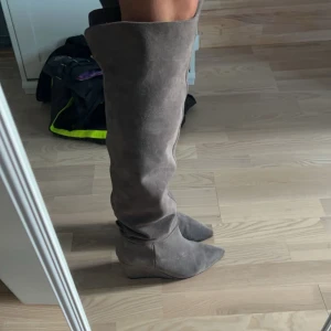 Stövlar  - Stövlar i storlek 38, har skador på insidan men inget som syns när man har dom på sig💕