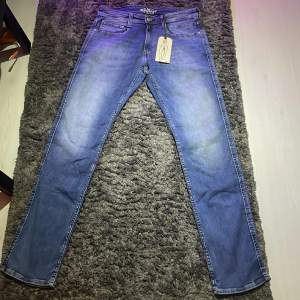 Jeans från märket Grant i modellen 521 ”tapered fit”. Waist 32 Length 34 Helt oanvända och inget slitage. Säljer pga att de ej passar. Köpta för 399.