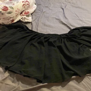 Svart Crop-Top - En fin svart croptop. Materialet gör tröjan lite statisk. Men kan bli bättre efter några tvättar. Jag har aldrig använt tröjan då den inte var för mig.