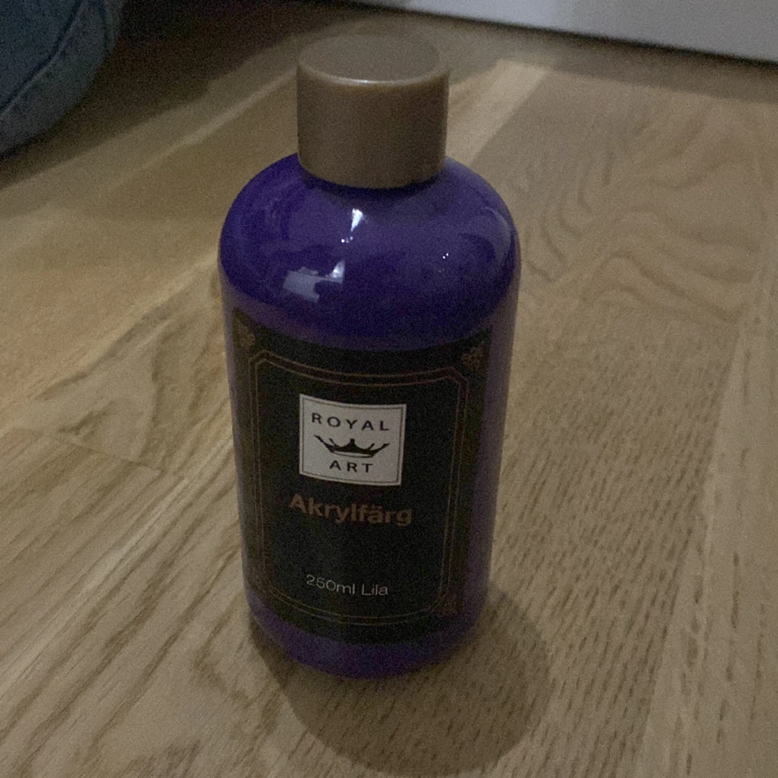 Guld och lila akrylfärger 