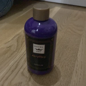 Guld och lila akrylfärger  - Akrylfärger, den lila har typ 3/4 kvar och den guldiga har inte använts. Funkar jätte bra men vi har ingen användning till dem. 