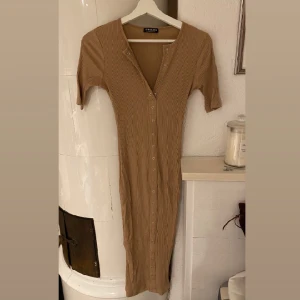 Fashion Nova klänning - Nytt skick knappt använd