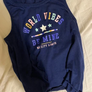 Topp - Gammalt linne från hm. Strlk 146/152 så ca xs. Säljer då det aldrig används. Använd men fint skick. Hör av dig vid frågor!