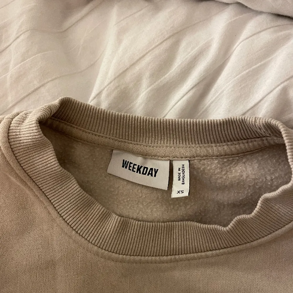 Säljer denna oversize sweatshirt från weekady i storlek xs💗 120kr + frakt . Tröjor & Koftor.