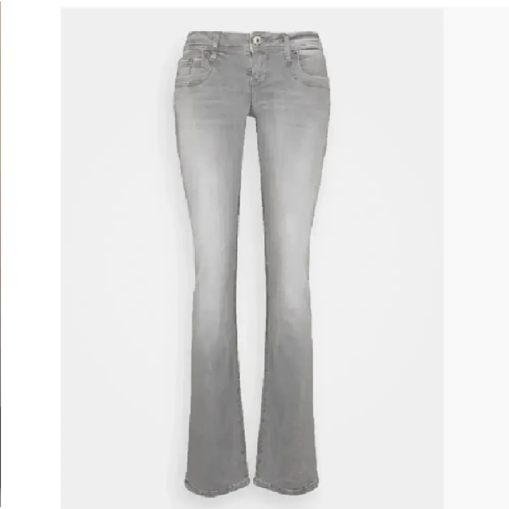 Säljer dessa ltb jens eftersom dom va i fel storlek💗. Jeans & Byxor.