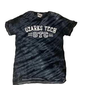 T-shirt  - T-shirt köpt på beyond retro, bra skick. Säljer för den inte passar mig längre.