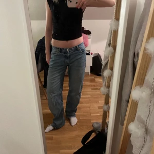 Low waist jeans - Jag säljer ett par blåa low waist jeans från Gina tricot. Är 169 lång och har storlek 38, de passar perfekt. Dom är endast använda ett fåtal gånger. Nypris 499