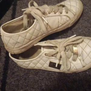 Guess strl 36/5 - Använt skick men går att tvätta så att de ser Nya ut går även byta ut fotsula men den är inte helt genom trasig äkta Såklart har dock inte kvitto kvar Kom gärna med prisförslag