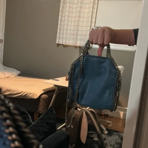 Stella McCartney Falabella mini Tote  - Köpt för 7 295 kr på Nathalie Schuterman, knappast använd. 