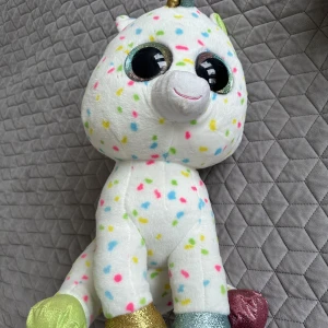 Ty unicorn - Det är en enhörning som är inte smutsig. Den är kanske ett år gammal men har varit i min bokhylla länge! Rök-och djur fritt! Ord pris 400
