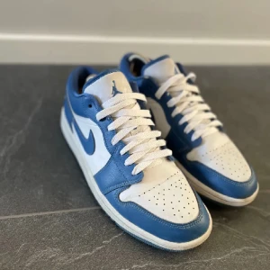 Air Jordan 1 ”Marina Blue” - Ett par feta Jordens i storlek 41. Säljer dom för har vuxit ur dom. Dom har blivit lite creasade men annars toppen skikt.