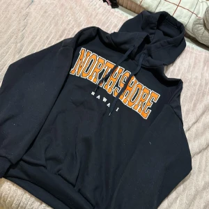 Hoodie - Säljer denna hoodie, har ett matchande byxor till dom💗 köparen står för frakt eller så möts vi upp💕