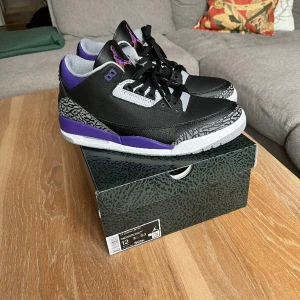 Jordan 3 Court Purple - DS (helt nya) Jordan 3 ”Court Purple” i Stlk 46 EU / 12 US. OG låda medföljer. Vid fler frågor eller bilder skriv DM.