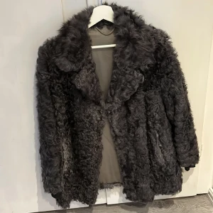 Äkta vintage kappa / Ull kappa  - Äkta vintage kappa, av ull. Varm. Knäppes med hylsor. Slitage finns. Där Ull skaft bort men inget som stör. Säljes i befintligt skick! En äldre kappa har sina skavanker men de får man ha me i beräkningen. Jag använder oftast storlek S/M. 