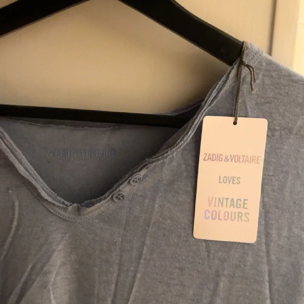 Säljer en super snygg Zadig & Voltaire T-shirt men tryck på ryggen och lappen kvar!💕helt oanvänd! Skriv för fler bilder eller frågor❣️. T-shirts.