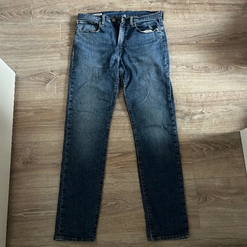 Ett par jeans i absolut topp skick och som dessutom har en extremt snygg tvätt. Nypriset på dessa jeans ligger på runt 1000kr. Längden på byxorna är 100cm midjan 39cm jämför gärna med ett par egna och sen är det fritt fram att använda ”köp nu”.. Jeans & Byxor.