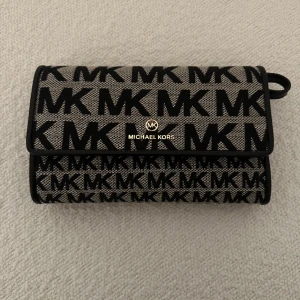 Michael Kors  - Helt oanvänd väska från Michael Kors. Kvitto och box medföljer. 