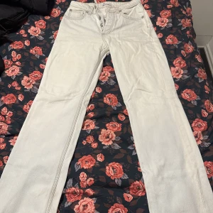 Utsvängda zara jeans  - Bootcut zara jeans gammal modell, skit snygga, men har då blivit för små för mig🤍