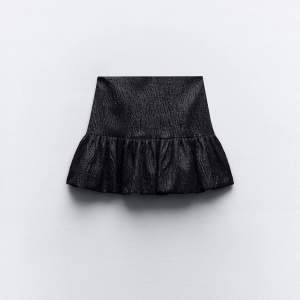 Säljer denna supersnygga kjolen ifrån zara med lappen kvar! Endast testad, kjolen är helt slutsåld på hemsidan!!😌 Frakt ingår i priset! Skriv vid fråga osv! Köpt för 389kr.
