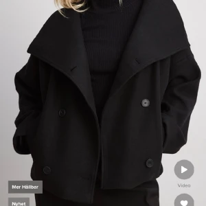 Kort kappa - den superpopulära kappan från nakd i storlek 36, råkade köpa dubbelt, inte använd med prislapp kvar💗 ordinariepris 999kr men säljer för 700kr