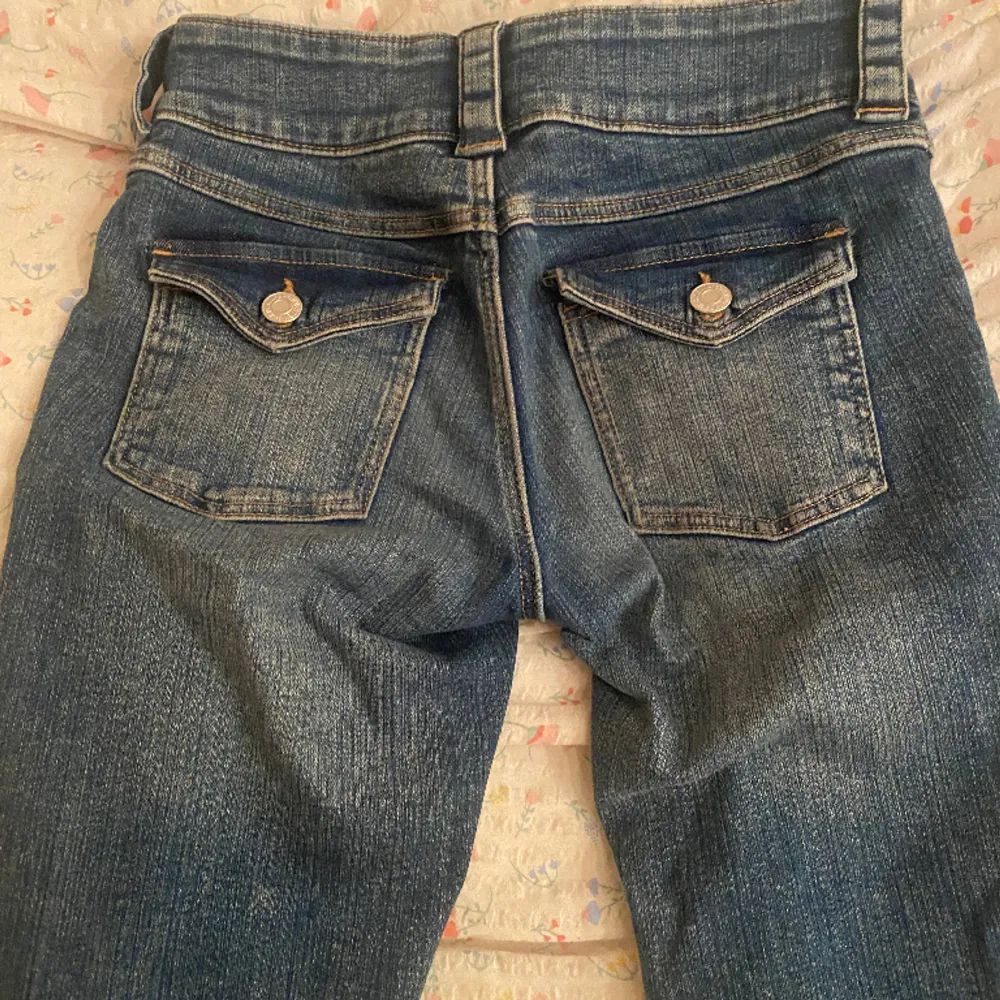Bootcut low waist jeans i strl 158, skulle rekommendera att vara runt 150-160cm lång. . Jeans & Byxor.