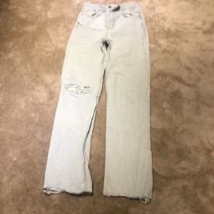 Ljusblå jeans Pull&bear - Ljusblå jeans av märket Pull&bear i storlek 36, hål på ena knäet (men det ska vara så). 