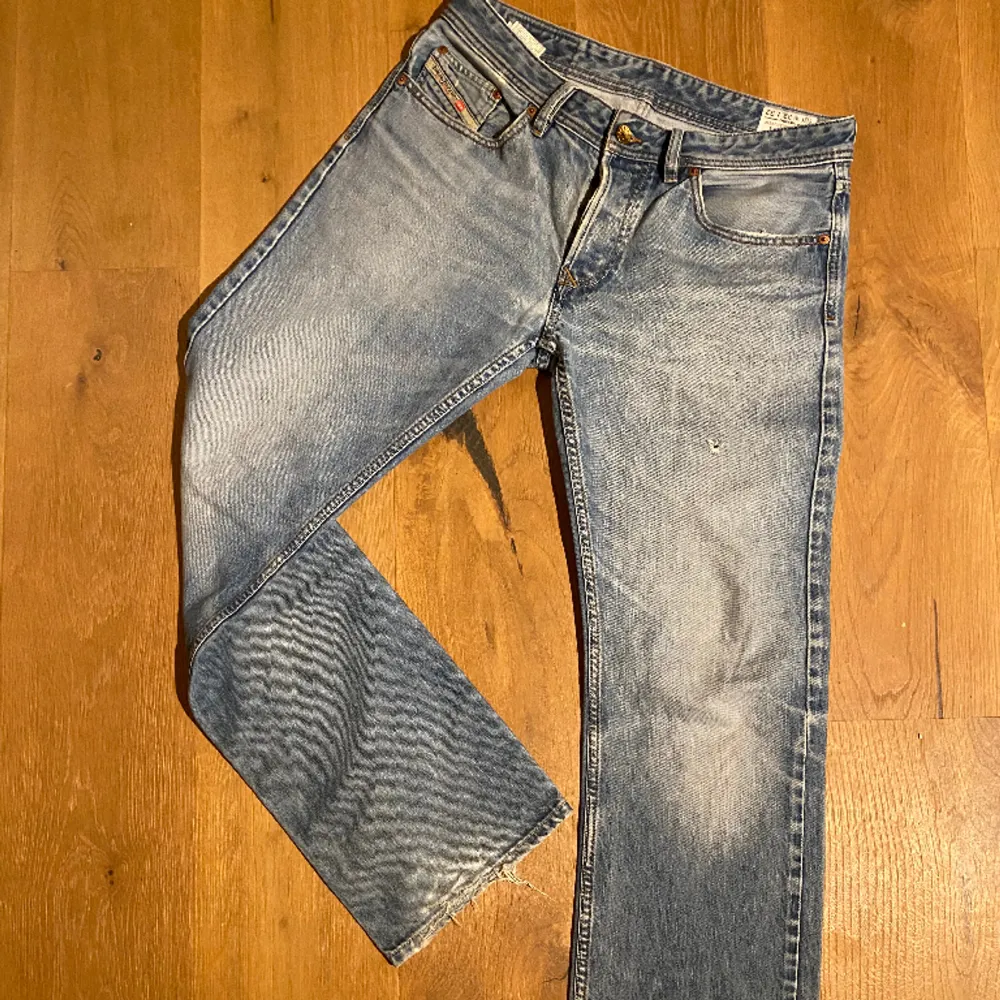 Näst intill nya diesel jeans i modellen Larkee💓Supersnygga o bra material! Säljer pga att dem inte passar mig💗Nypriset är 1800kr! Jättesnygga sömmar på bakfickorna❤️‍🔥. Jeans & Byxor.
