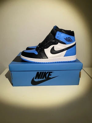 Jordan 1 High Unc - Säljer då jag inte använt de. De köptes på droppet som var för inte så länge sen. Har bild på kvitto vid intresse av köp. Skriv om du har fler frågor.