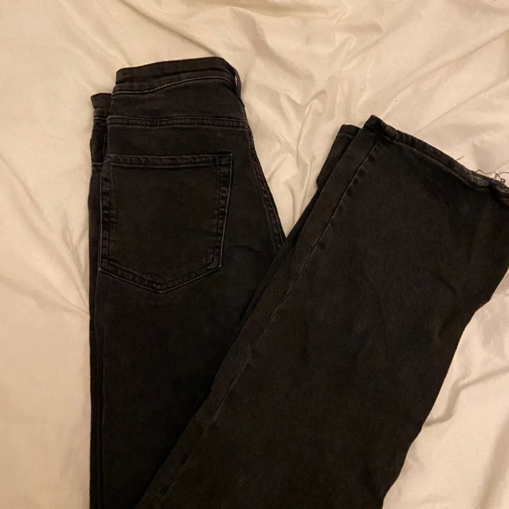 Säljer dessa fina bootcut jeans, pris kan diskuteras🫶🏻. Jeans & Byxor.