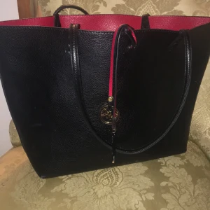 Michael Kors väska  - En handväska från märket Mk ”Michael Kors” Jättebra väska med bra plats, kan vara lite sliten men inte trasig 💞