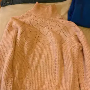 Jätte mysig ljusrosa stickad tröja från vero Moda! Använd få gånger💕