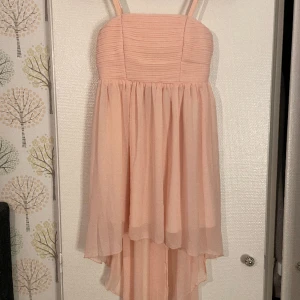 Klänning - Rosa barnklänning i från Cubus i 140💞 Den är kortare i fram och längre i bak. Nästan inte alls använd 