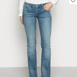 LTB Valerie bootcut jeans - Ordinarie pris 850kr, säljer för 495!🥰 lågmidjade, väldigt sköna och stretchiga. Jag har använt de en del och har lite slitningar längst ner på benen (kan skicka bild privat). Jag är 169 och för mig går de över skorna!