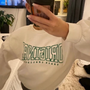 Sweatshirt  - En vit sweatshirt med grön text från GinaTricot i storlek S💗