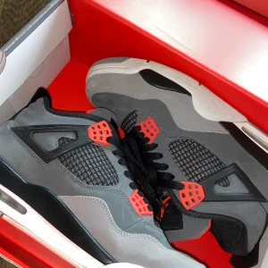 Nike Air Jordan 4 infrared - Köpte i somras på plick men har knappt använt då jag bytt stil, bra skick. Finns även äkthetsbevis
