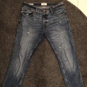 Ett par tvärsköna Jack & Jones jeans som tyvärr inte längre kommer till användning, dessa passar till allt. 