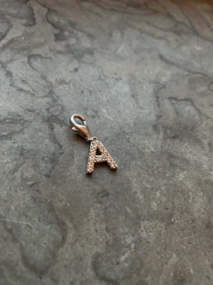 Berlock  - Berlock med bokstaven A. Har tidigare haft på mitt Thomas sabo armband💕 Perfekt julklapp!!