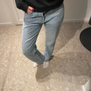 Djerf Avenue jeans - Jeans ifrån Djerf Avenue i nyskick 