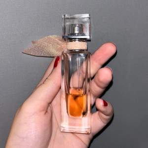 Parfymen ”la vie est belle soleil cristal” från lancome.  15 ml och användt lite mer än halva. Luktar sött, varmt, lite kokosnöt och vanilj. ❤️