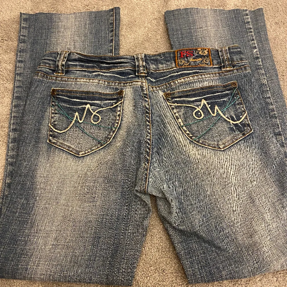  jättefina låg midja jeans midjemåttet är ungefär 83cm💗. Jeans & Byxor.