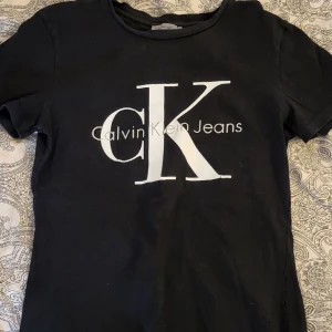 Calvin Klein t-shirt - Super gullig t-shirt från Calvin klein