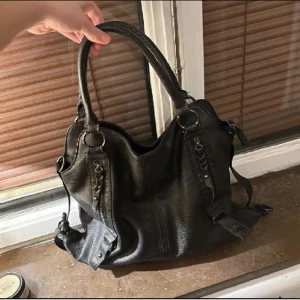 jätte snygg väska!! - super fin väska, men kommer inte till användning💓💓får plats med skoldator i!!