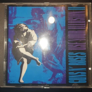 Guns n' roses cd - Guns n' roses cd skiva i fint skick, ganska mycket repor på fodralet men skivan spelar fint!☺️