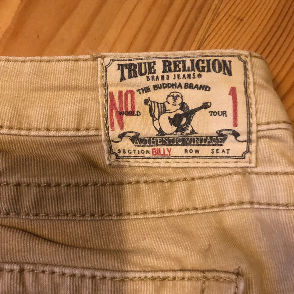 Tja! Säljer nu dessa true religion byxor, de är i nyskick och inga defekter, det enda är att de inte har några fram fickor. De är waist 28, kan mäta de på måndag men sitter lite kort på mig som är ca 170 men de är upsyda så går o sprätta up om man vill.. Jeans & Byxor.