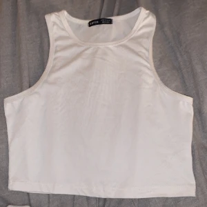 Topp - Säljer denna topp ifrån SHEIN. Knappt använd 