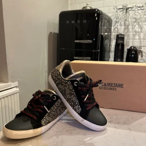 zadig voltaire skor  - säljer mina zadig skor stl 39, köpte dem i zadig butiken i paris i somras, så dem är lite använda men har inga skador och skulle säga att dem är i nyskick!💞 köpta för 3800 kr